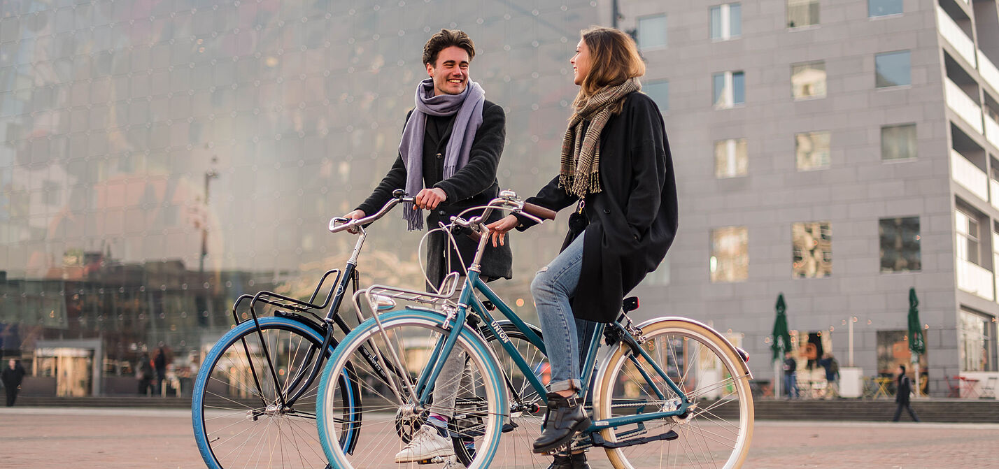 Zwei Personen auf Fahrrädern vom Anbieter Swapfiets