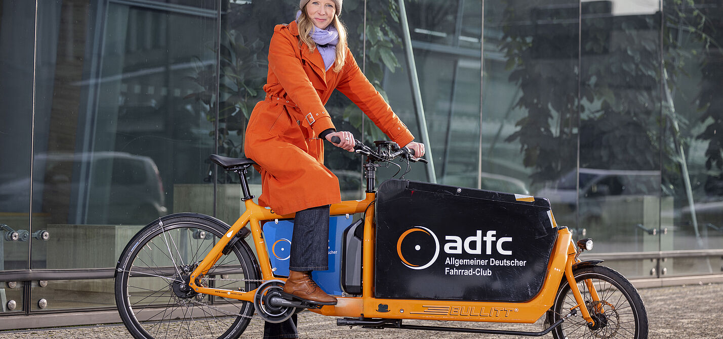 Caroline Lodemann, politische Bundesgeschäftsführerin des ADFC Foto mit Lastenrad von Caroline Lodemann, politische Bundesgeschäftsführerin des ADFC