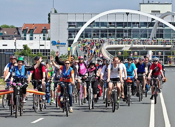 Viele Menschen auf Fahrrädern fahren auf der Autobahn
