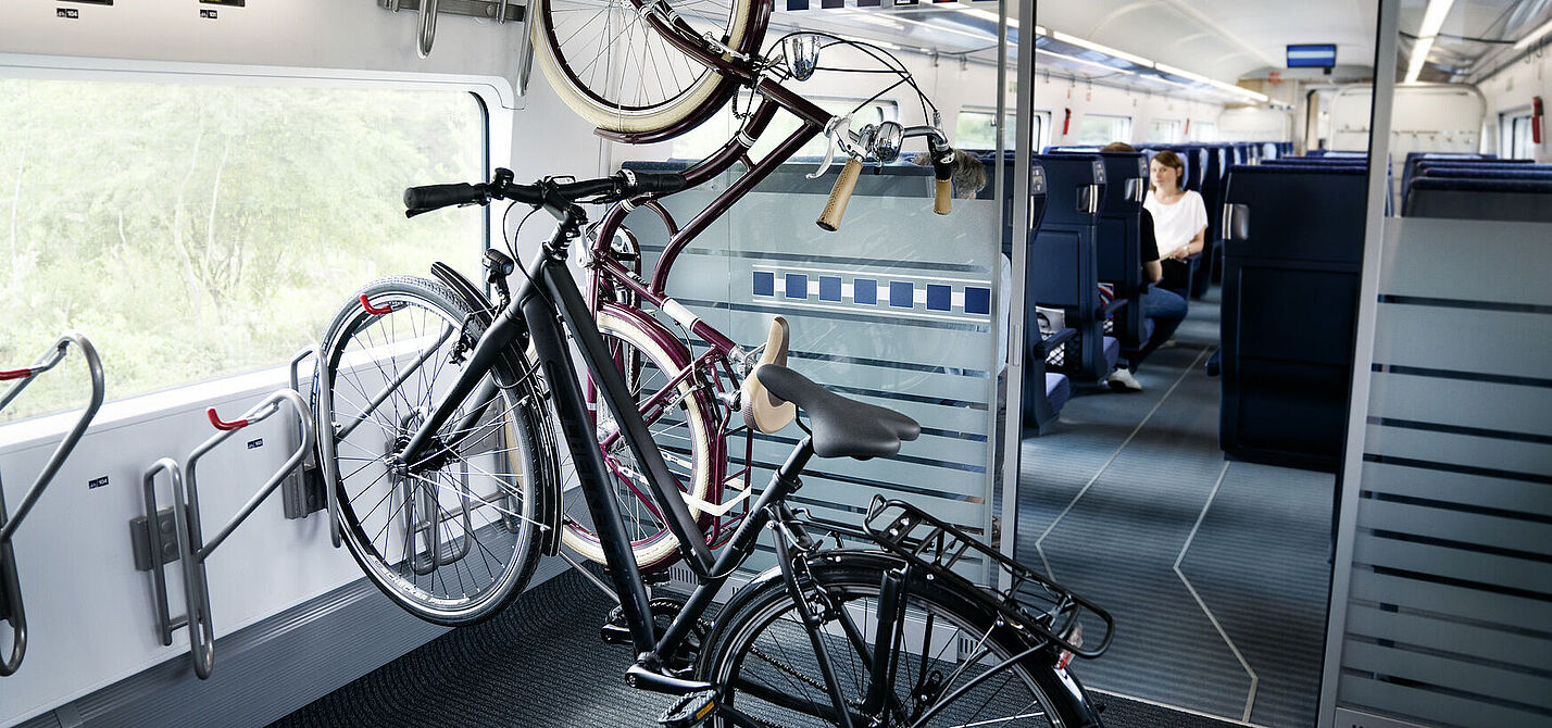 Fahrradabteil im ICE 4 FAhrradabteil im ICE 4 mit zwei Fahrrädern in den Halterungen.