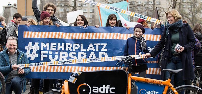 ADFC-Mitarbeiter demonstrieren bei Fridays for Futur mit Banner Mehr Platz fürs Rad