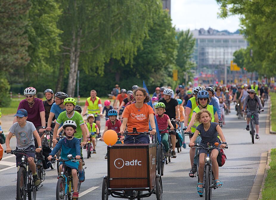 ADFC-Sternfahrt in Dresden Tausende bei der ADFC Sternfahrt in Dresden 2024 fahren auf der Straße